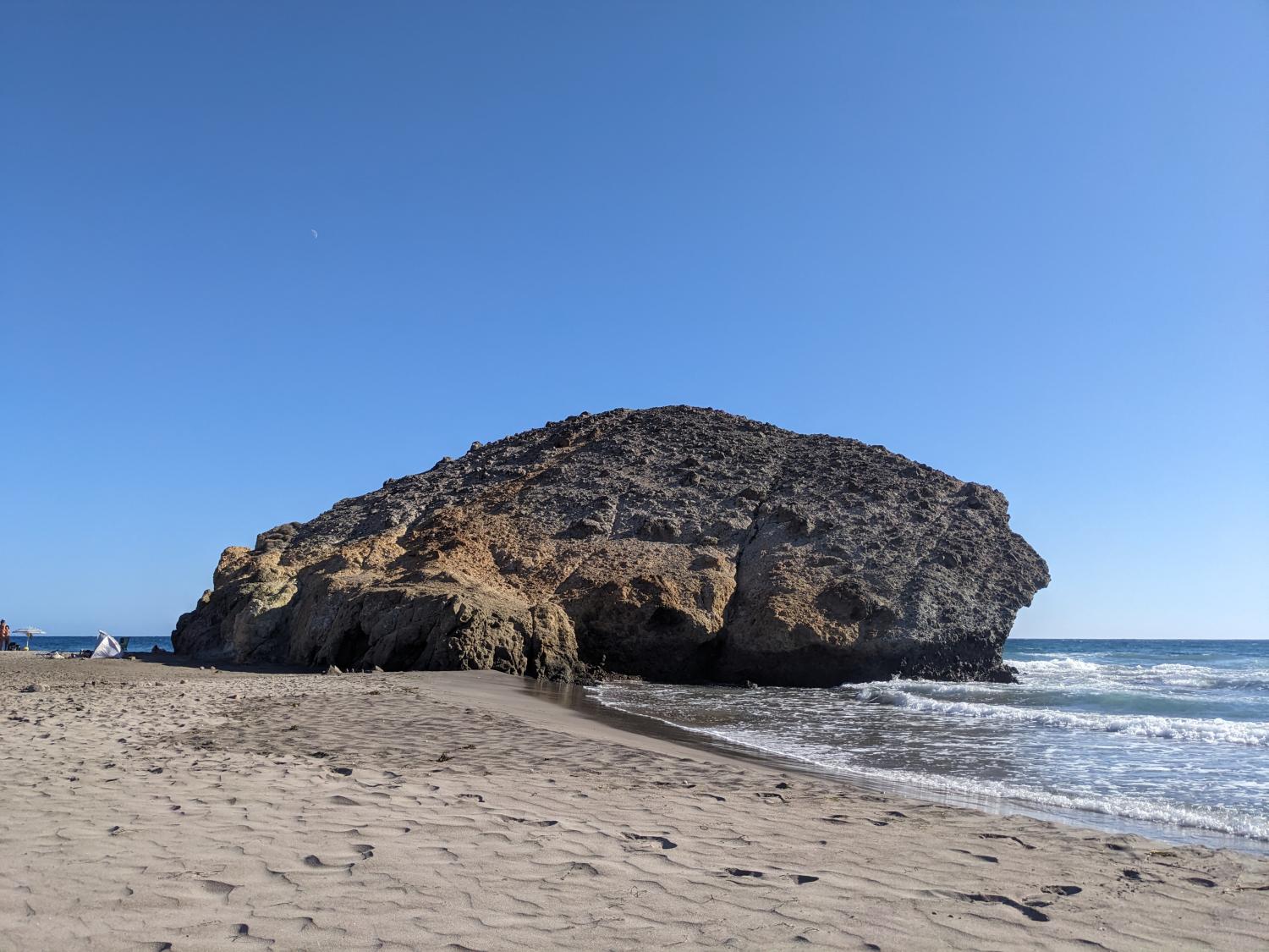 Le rocher de la plage de Monsul