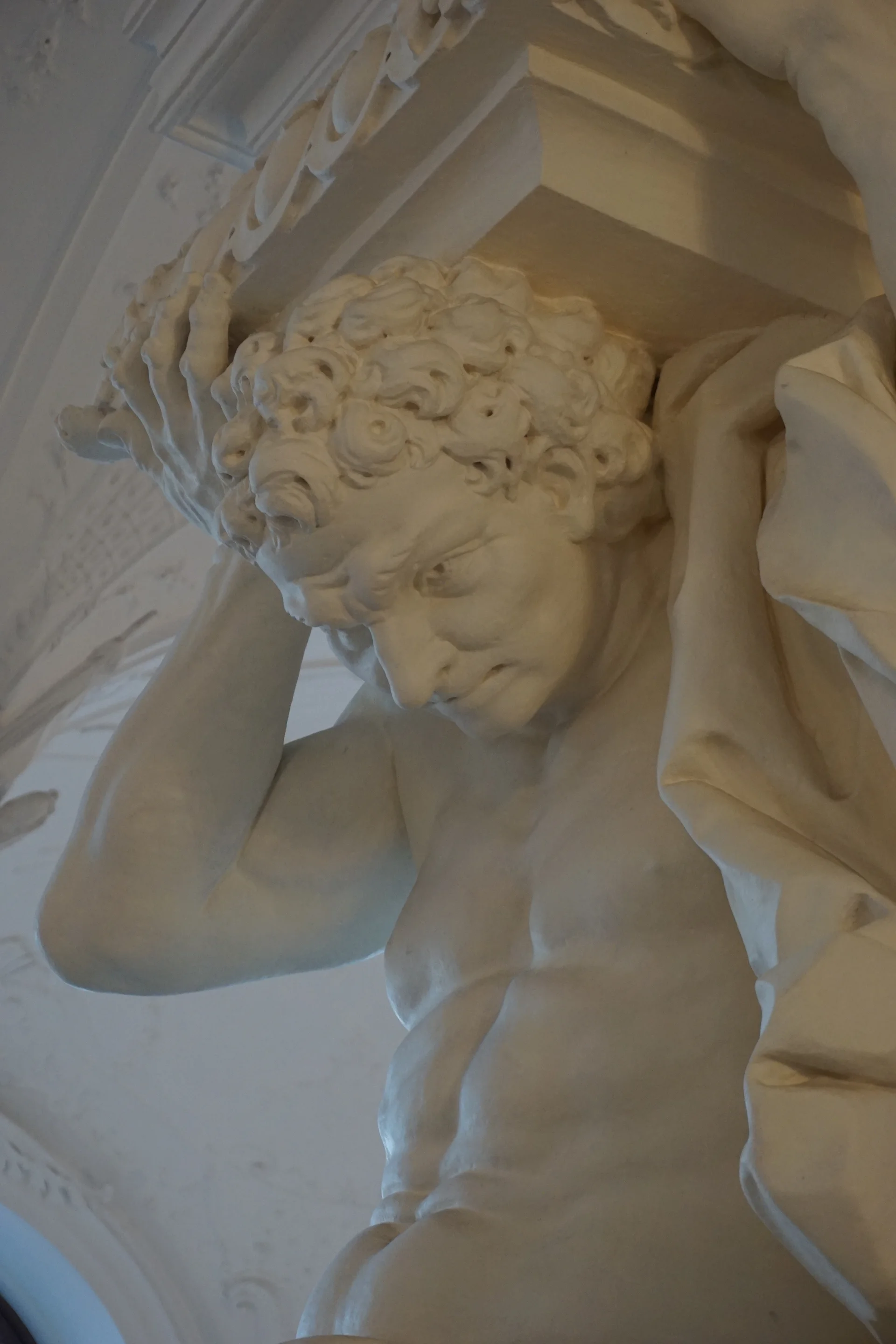Statue soutenant une colonne — Palais du Belvédère de Vienne (Autriche)