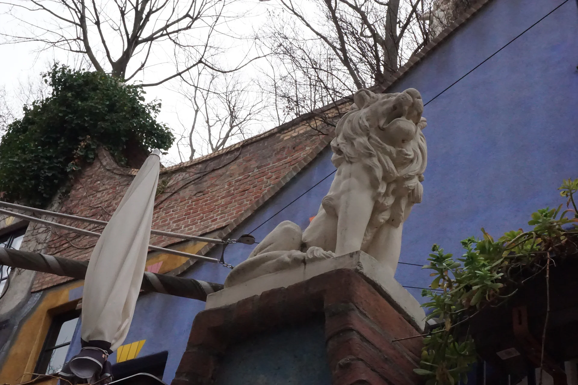 Une autre satue — Maison Hundertwasser (Autriche)