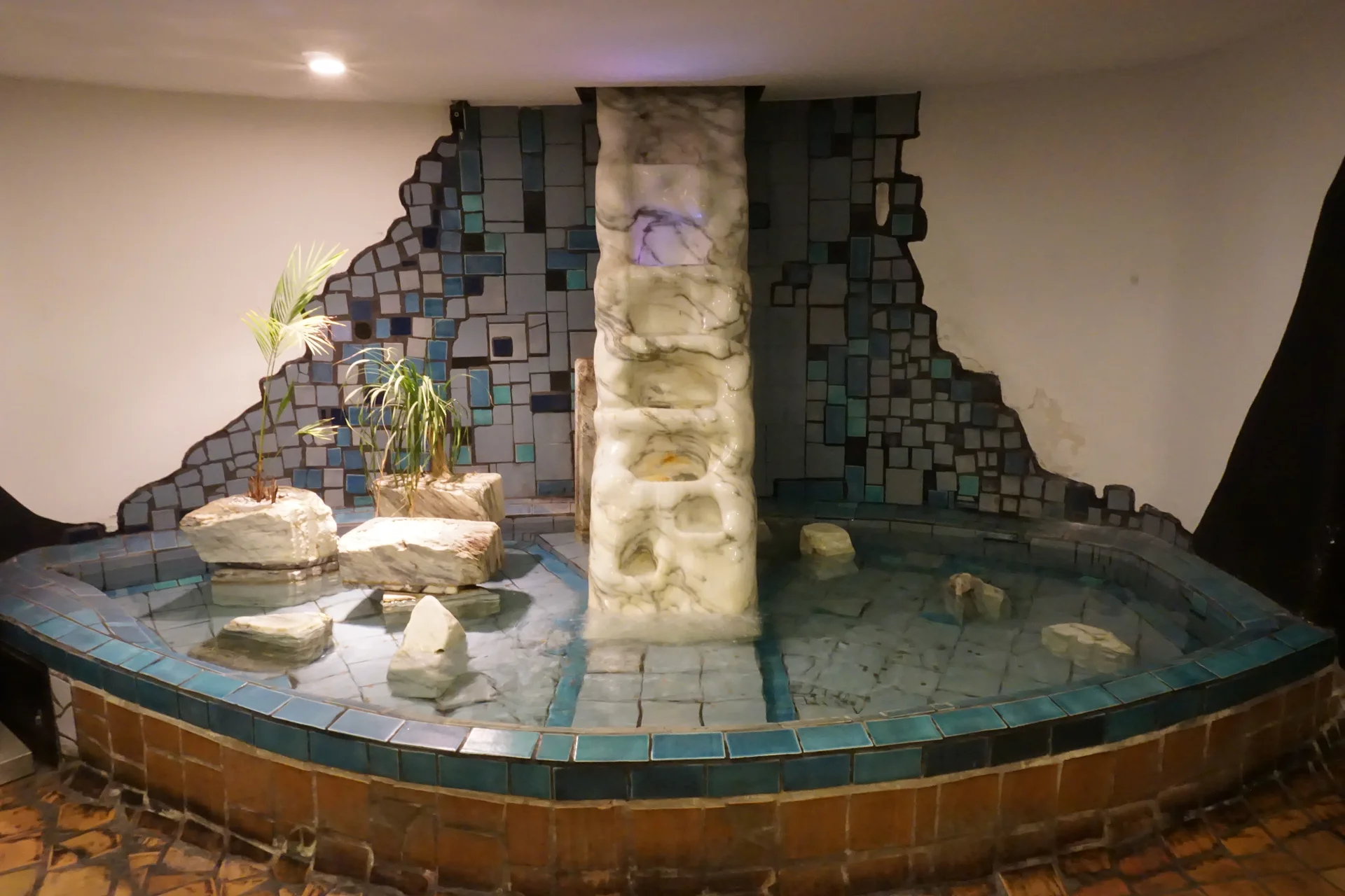 Fontaine des WC — Hundertwasser Village (Autriche)