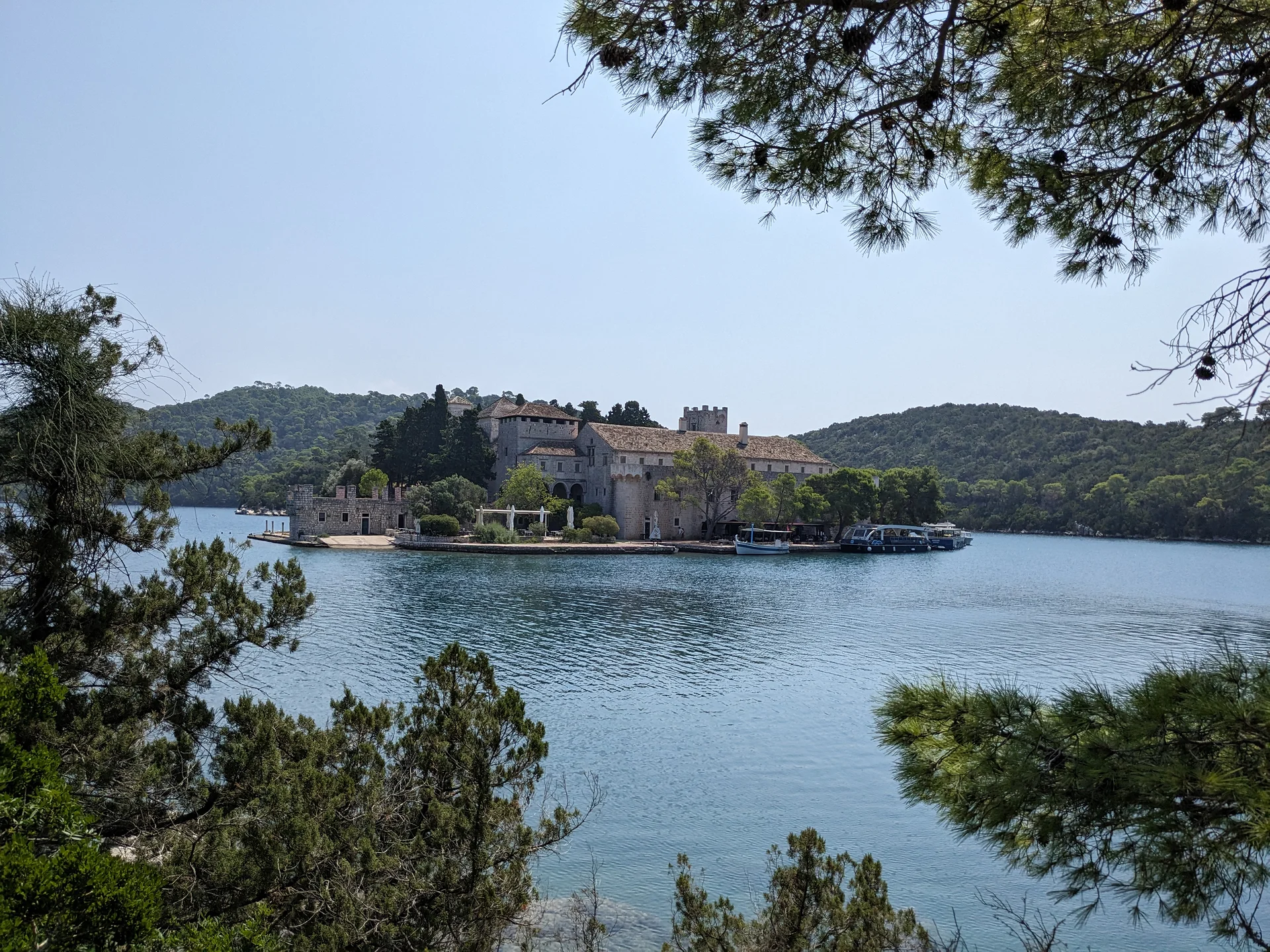 L'église Sainte Marie L'église Sainte Marie — Parc national de Mljet (Croatie)