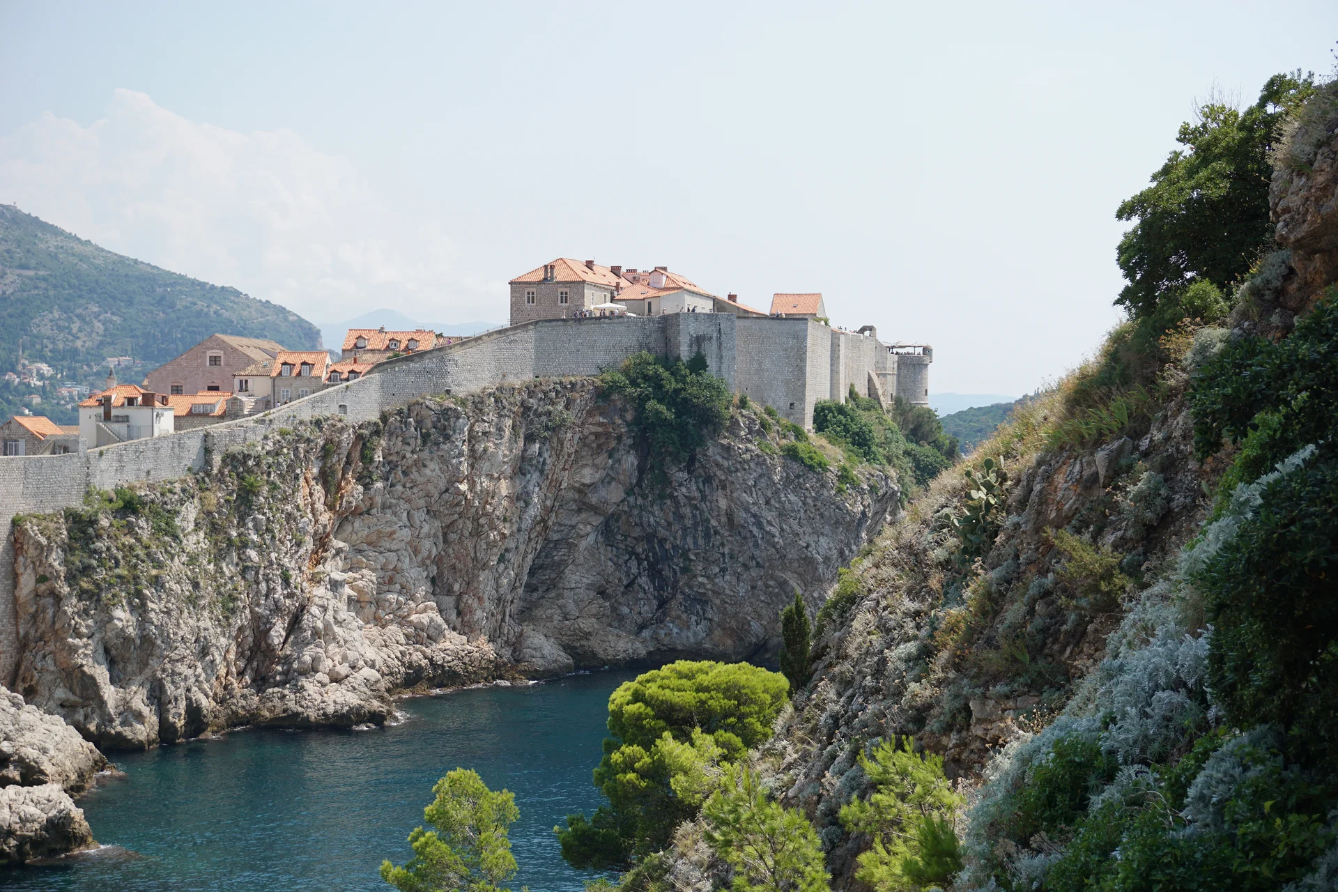 Vue depuis l'escalier d'accès au fort Vue depuis l'escalier d'accès au fort — Fort Lovrijenac (Croatie)