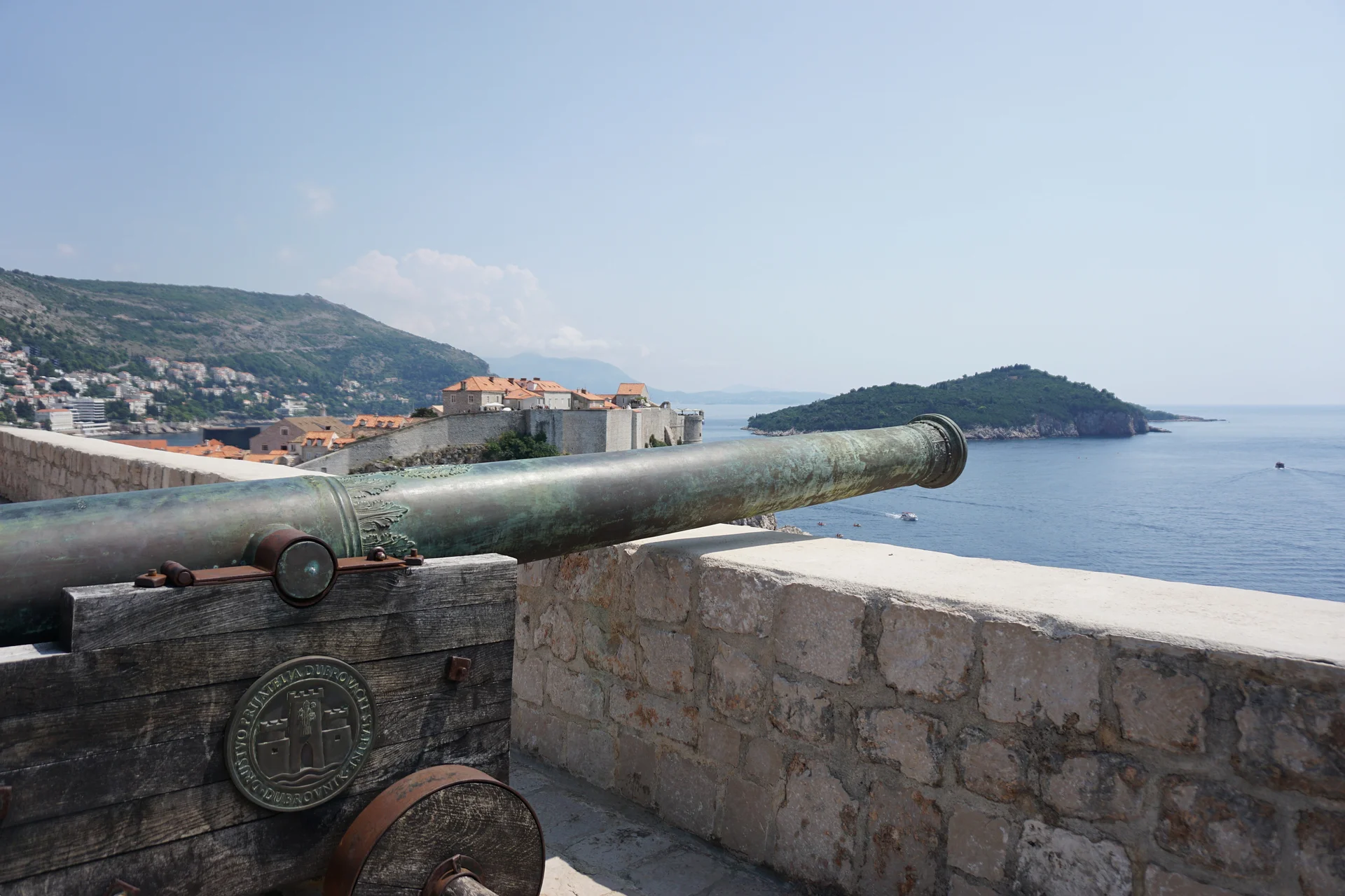Canon vu depuis la terrasse Canon vu depuis la terrasse — Fort Lovrijenac (Croatie)