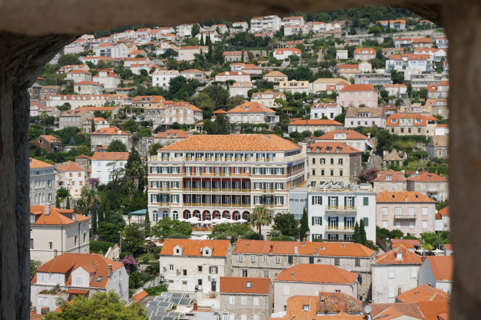 Fenêtre sur le Dubrovnik Imperial Hotel Fenêtre sur le Dubrovnik Imperial Hotel — Fort Lovrijenac (Croatie)