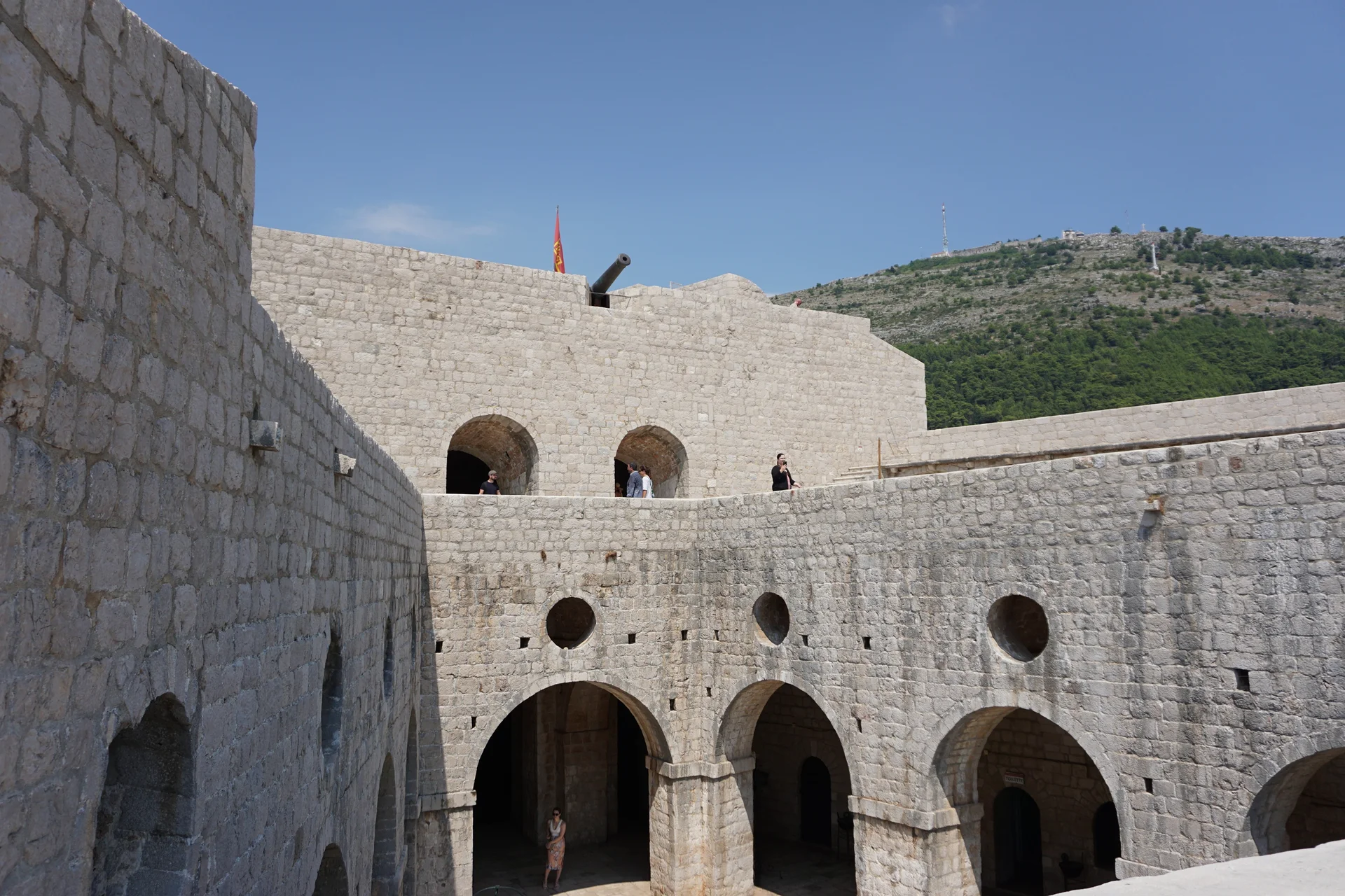 Plusieurs terrasses Plusieurs terrasses — Fort Lovrijenac (Croatie)