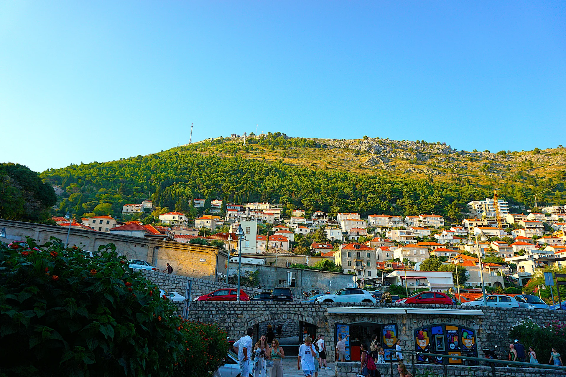 Vue du Mont Srd depuis la station de téléphérique Vue du Mont Srd depuis la station de téléphérique — Mont Srd (Croatie)