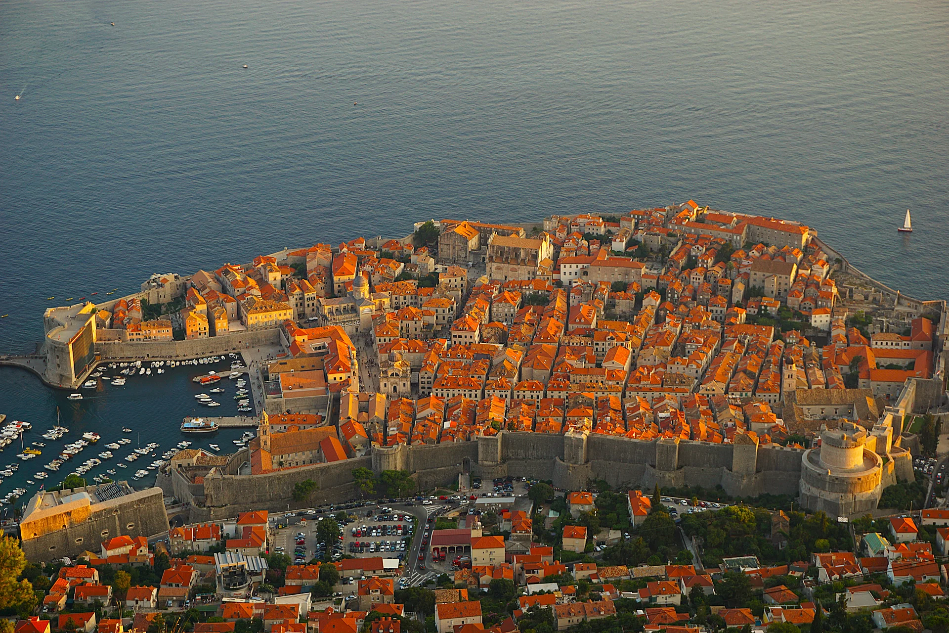 La vielle ville à l'heure dorée La vielle ville à l'heure dorée — Mont Srd (Croatie)