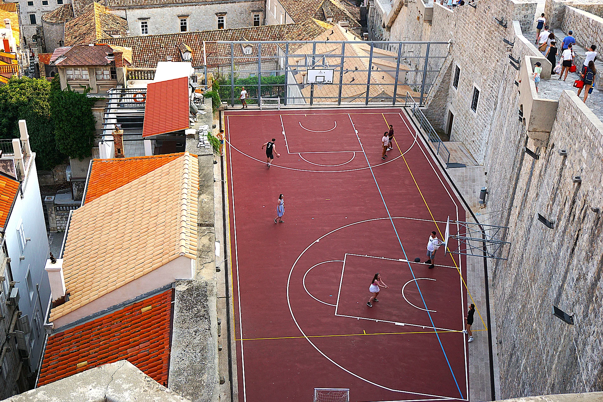 Terrain de basket au pied des remplarts