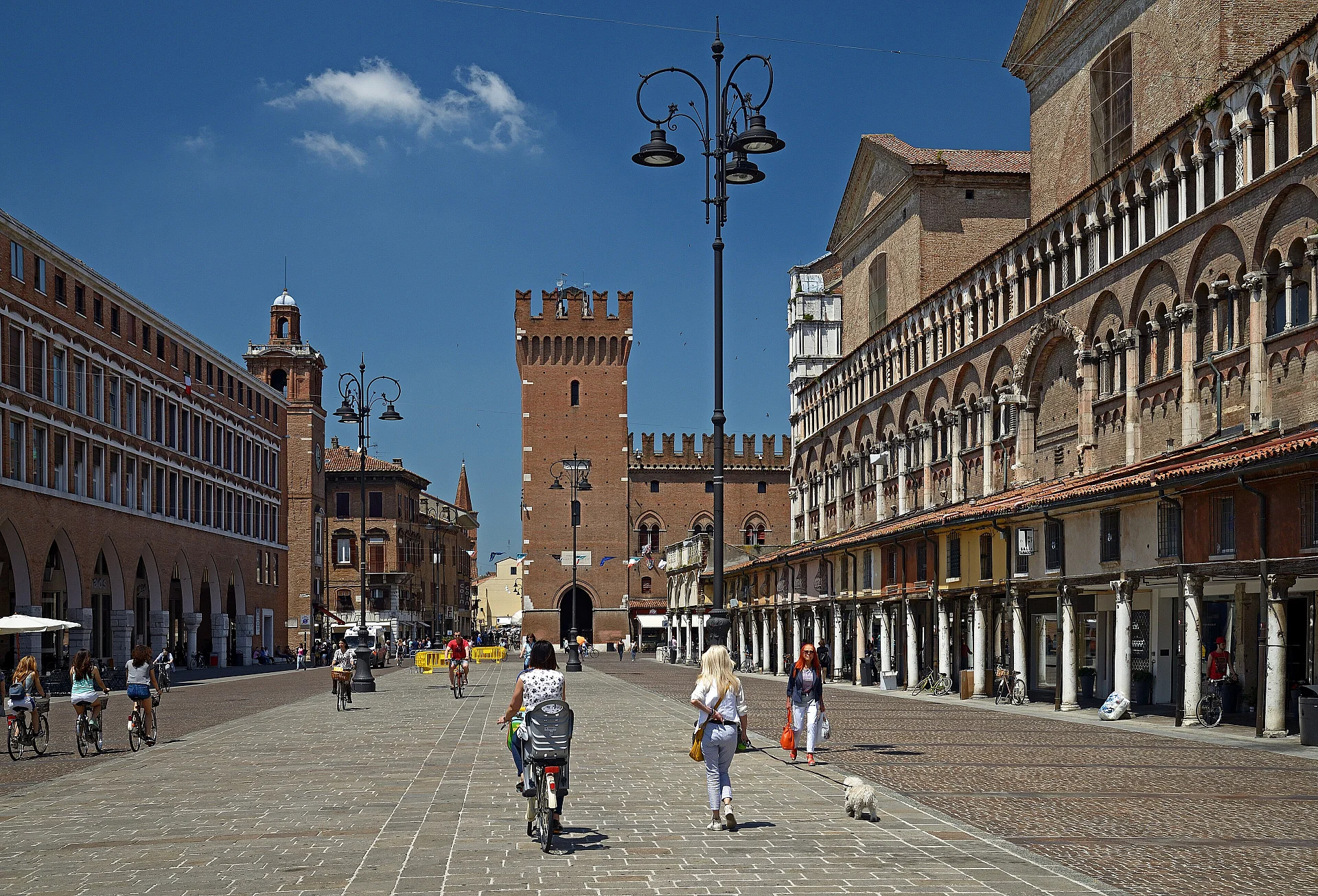 Piazza Trento e Trieste à Ferrara (Photo de Ввласенко)