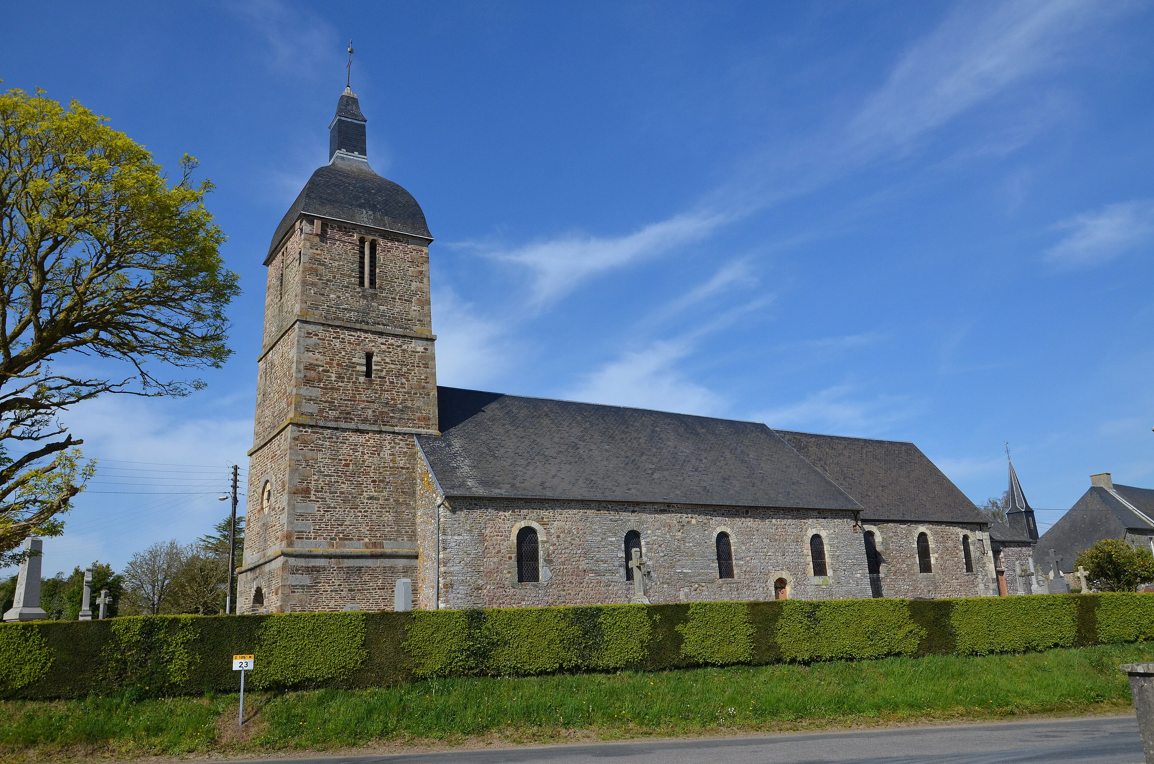 Eglise Saint-Pierre à Ferrière-Harang (photo de S. Plaine)