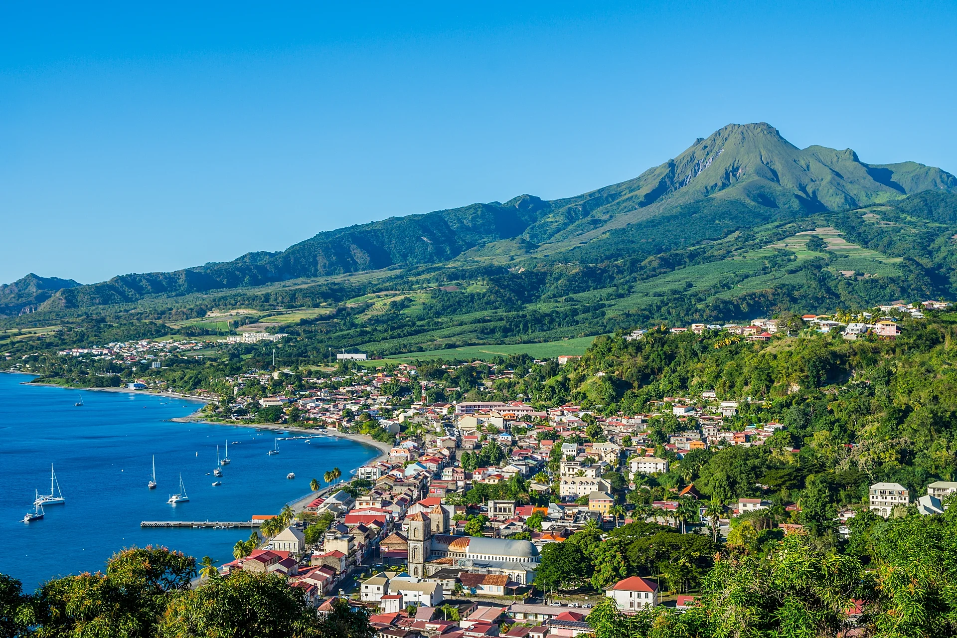 Baie de Saint Pierre et le Mont Pelée en Martinique