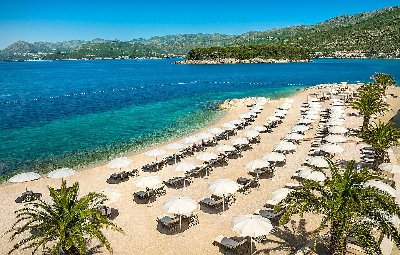 Accès privatif à la plage avec transats et parasols