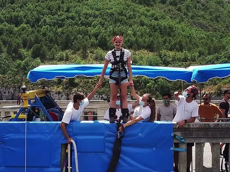 Saut à l'élastique encadré par des professionnels