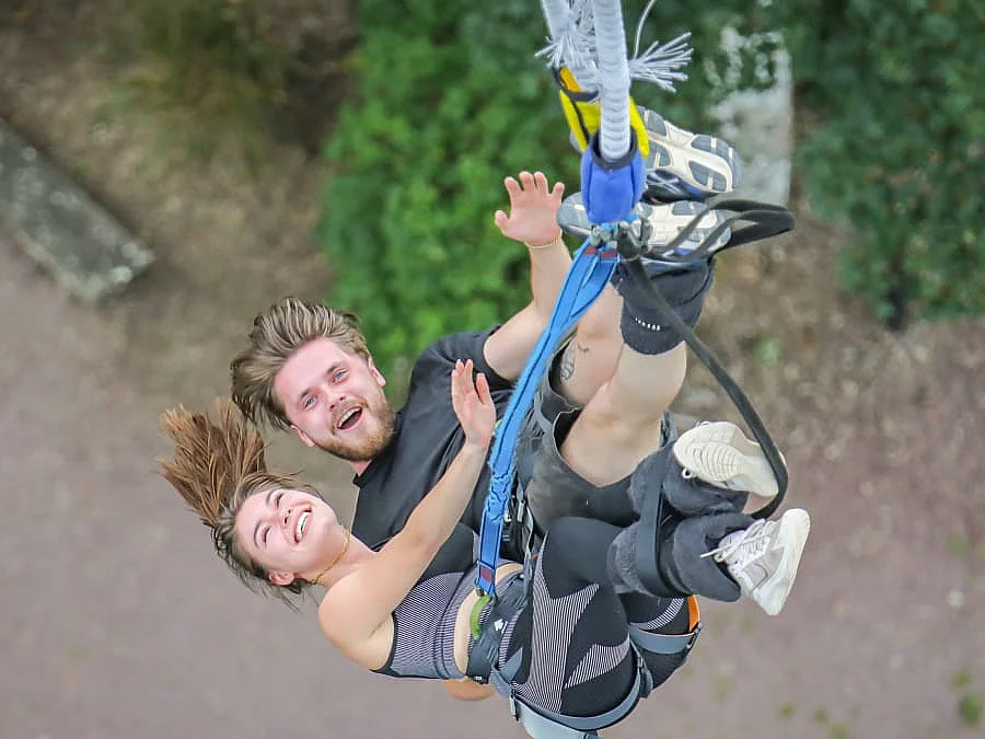 Saut à l'élastique en tandem