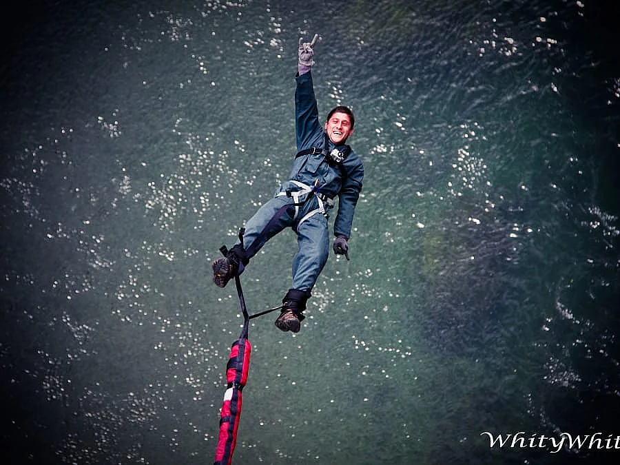 Saut à l'élastique à la Malène