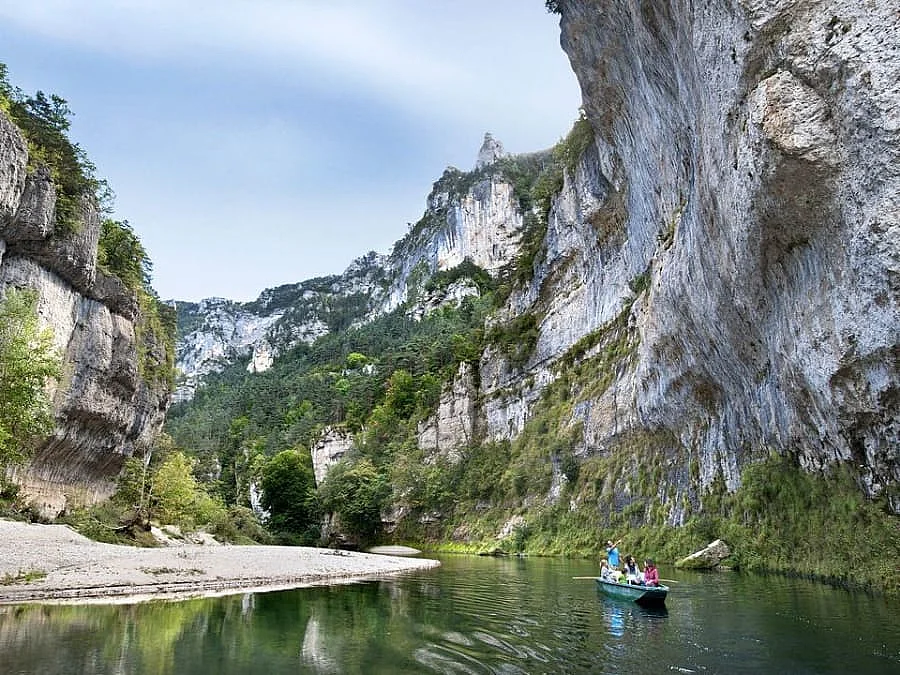Descente en bateau des Gorges du Tarn, au pied des falaises de 500m