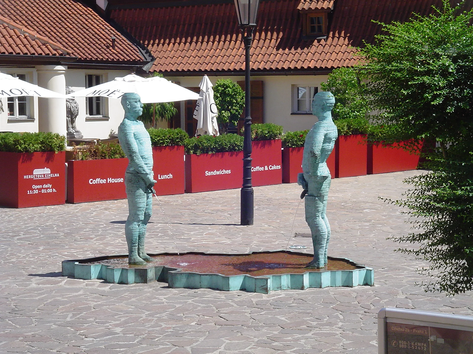 Statue de David Černý devant le Musée Franz Kafka (photo de Jimbo Herndan)