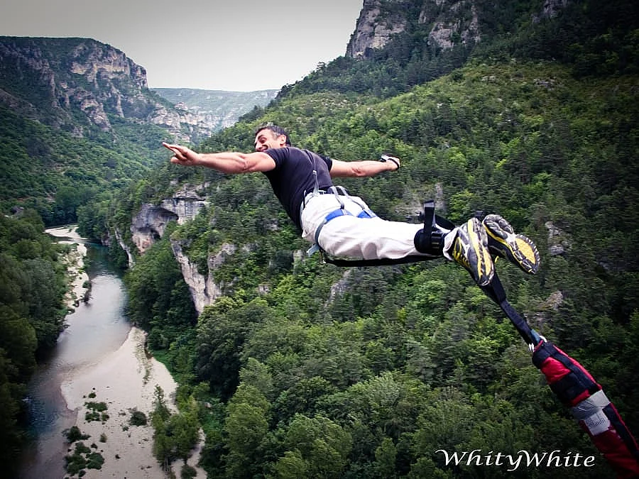 Saut à l'élastique Le 107