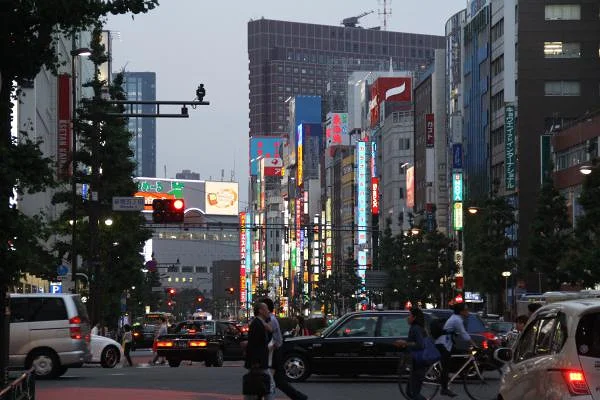 Shinjuku en début de soirée — Tokyo (Japon)
