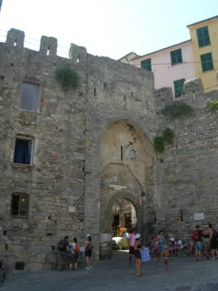 Porte d'entrée au château de Portovenere — Château des Doria (Italie)