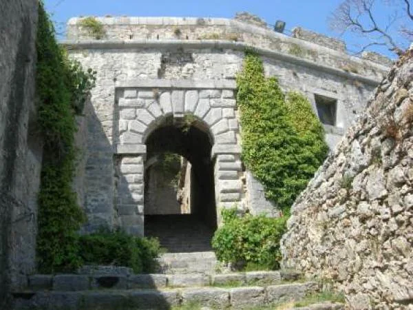 Porte du Chateau de Portovenere — Château des Doria (Italie)