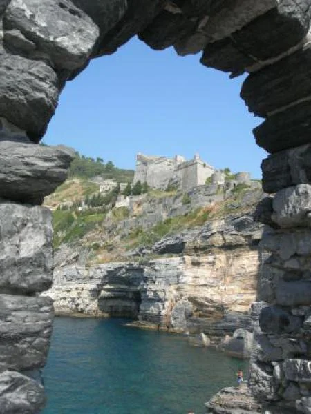Fenêtre sur le château — Château des Doria (Italie)