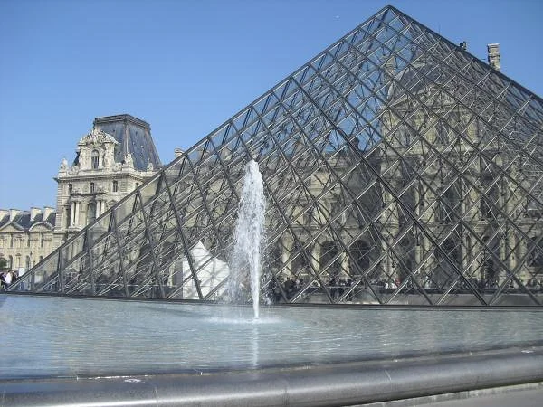 Pyramide de verre du Louvre
