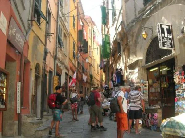 Petite ruelle de Portovenere Petite ruelle de Portovenere — Église Saint-Pierre (Italie)