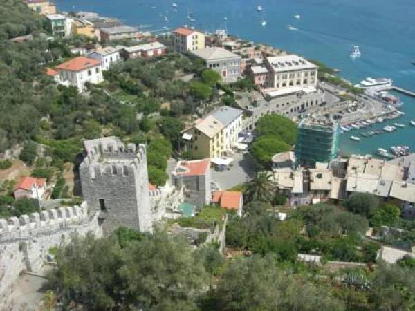 Vue de haut de Portovenere Vue de haut de Portovenere — Château des Doria (Italie)