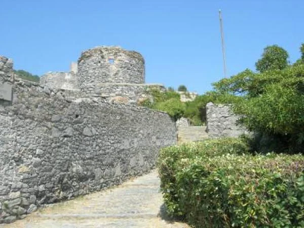 Pierres blanches et grises du Chateau Pierres blanches et grises du Chateau — Château des Doria (Italie)