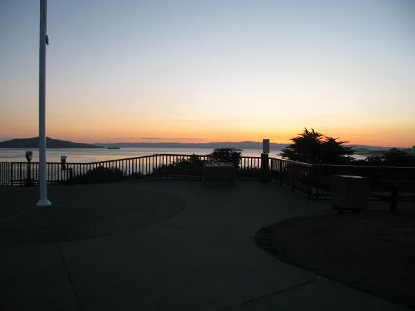 Coucher de soleil sur San Francisco Coucher de soleil sur San Francisco — San Francisco Bay Model Visitor Center (musée) (Etats-Unis)