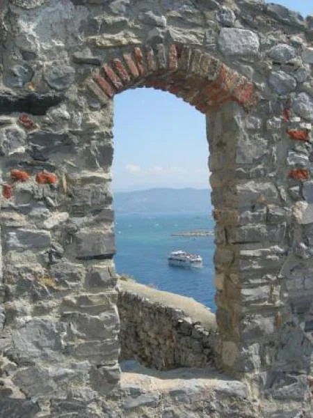 Fenêtre sur la mer Fenêtre sur la mer — Église Saint-Pierre (Italie)