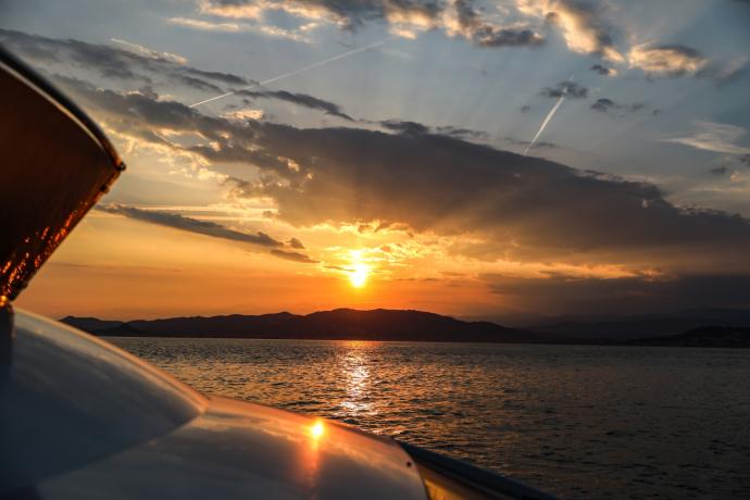 Coucher de soleil à bord d'un bateau ©Emilie-Villette