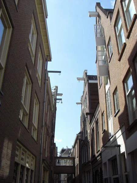 Les poulies fixées aux pignons — Amsterdam (Pays-Bas)