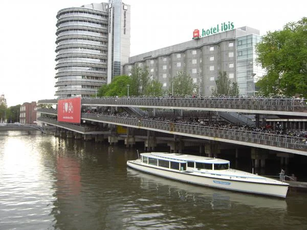 Immense parking à vélo — Amsterdam (Pays-Bas)