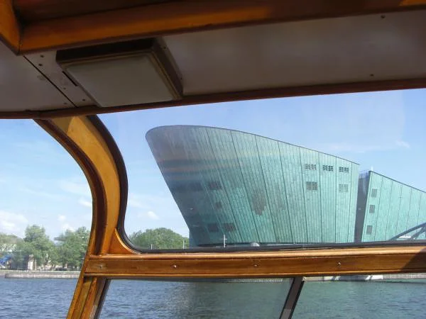 Gros plan sur le Nemo — Musée scientifique NEMO (Pays-Bas)