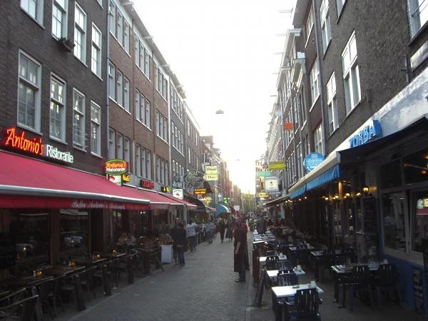 Rue animée le soir — Amsterdam (Pays-Bas)