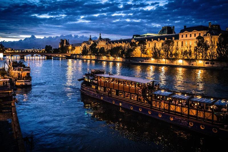 Visiter Paris en bateau le jour ou la nuit, comment choisir ?