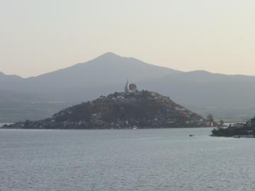 Janitzio et la statue de Morelos 