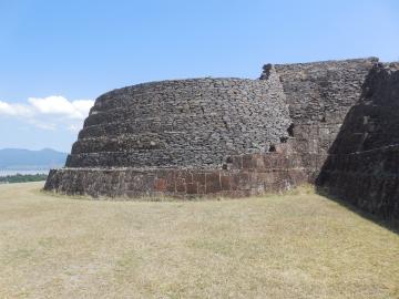 Les contreforts circulaires hors du commun de la grande forteresse tarasque