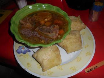 Le churipo (soupe de bœuf) et les corundas (pâte de maïs). Urani est la marque de glace à l’avocat.