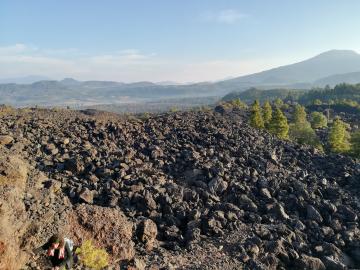 En effet, la roche volcanique noire réverbère fortement les rayons du soleil !