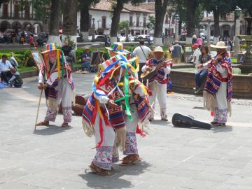 Les danseurs sont chaussés de sandales en bois et frappent le sol de leurs pieds, pendant qu'un violon entonne une musique rythmée