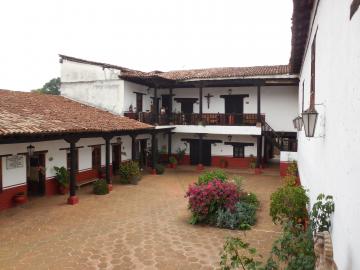 Les facades blanches et leur liseron rouge, et le bois noir sont des traits caractéristiques des maisons de la région.