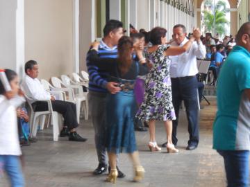 Danzón sous le porche du Palacio Municipal