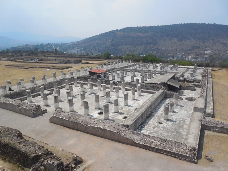 Palais à portiques — Site archéologique de Tula (Mexique)
