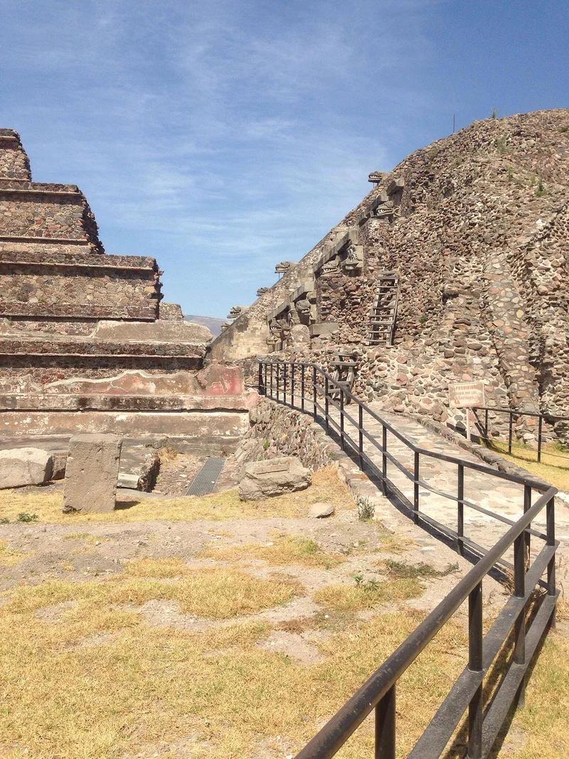 Superposition d'édifices — Site archéologique de Teotihuacan (Mexique)