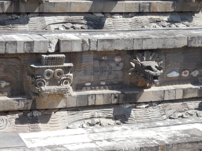 Les têtes de serpent et du Dieu Tlaloc — Site archéologique de Teotihuacan (Mexique)