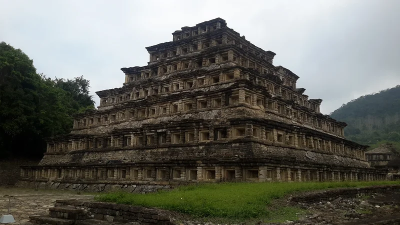 Pyramide de los Nichos — El Tajin (Mexique)