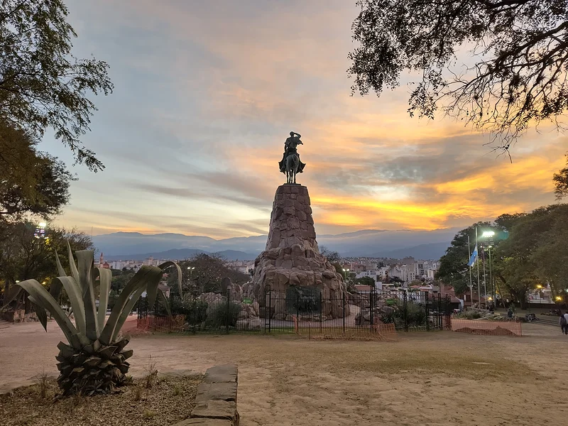 Plaza Güemes — Place Güemes (Argentine)